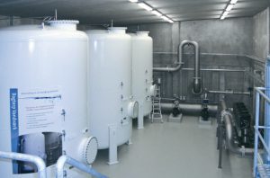 Her ses de 4 tanke, hvor rensningen af vandet foregår med aktivt kul.