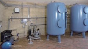 Komplet vandbehandlingsanlæg til iltning og filtrering, herunder iltningsanlæg bestående af kompressor med levnedsmiddelgodkendt olie og luftfilter, ilt- og styreluftssystem til overvågning af iltningsprocessen, lukkede trykfiltre af typen SILHORKO TFB 20 samt udstyr til returskyl bestående af skyllepumpe og oliefri skylleblæser med luftfilter.