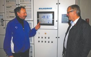 Tårs Vandværks bestyrelsesformand Torben Christiansen og kasserer Lars Rishøj ved styretavlen