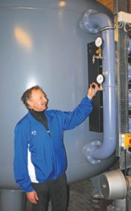 Formand Torben Christiansen i vandværksbygningen, hvor alt er nyt og i orden. Der er investeret 4,5 mio. kr.