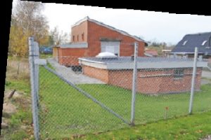 Der er tænkt på sikkerheden omkring Tårs Vandværk - med hegn og port, som holder uvedkommende ude.